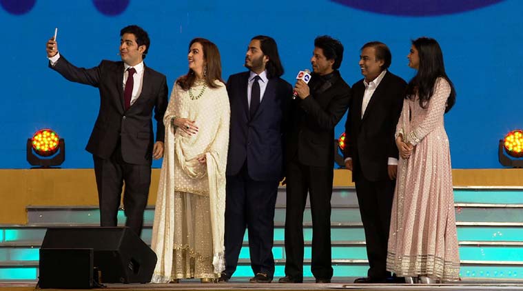 Shahrukh Khan with Ambani Family on 4G Launched